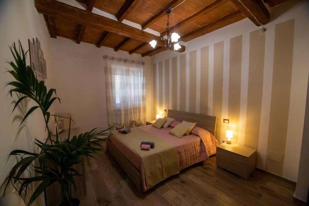 Posteľ alebo postele v izbe v ubytovaní [Castiglion Fiorentino] Chicca sotto la Torre