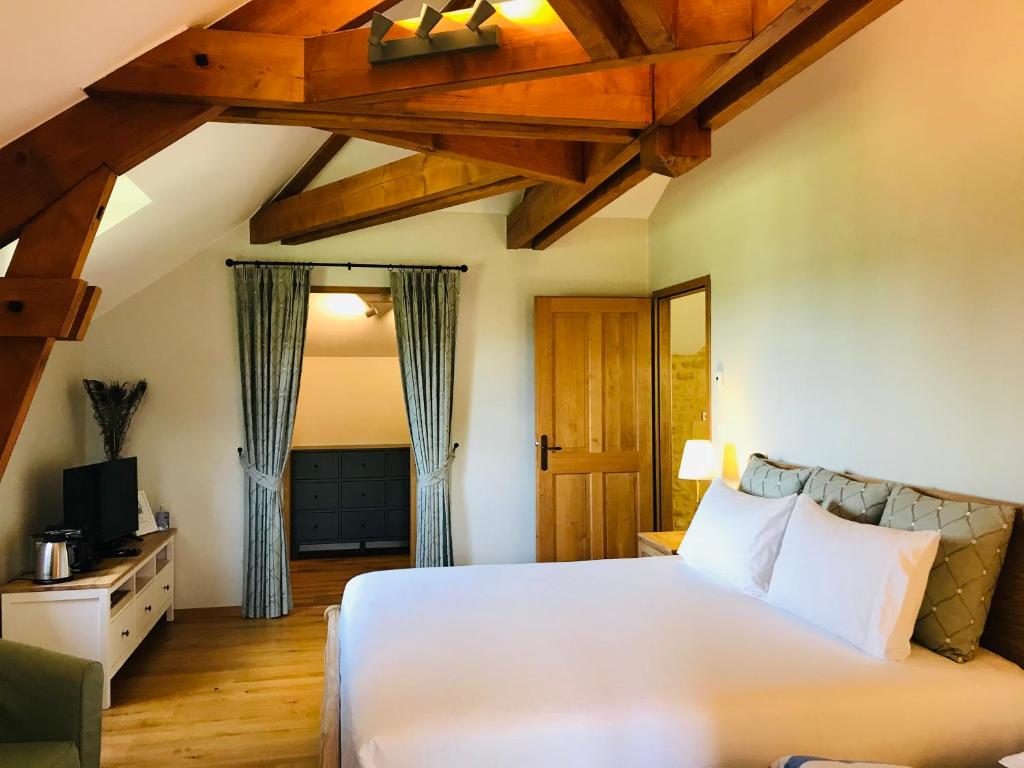 Ein Bett oder Betten in einem Zimmer der Unterkunft Les Cèdres du Linard, Chambres d'Hôtes B&B Near Lascaux, Montignac, Sarlat-la-Canéda, Dordogne