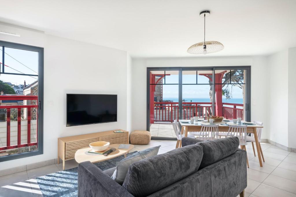 un salon avec un canapé et une table dans l'établissement Bel appartement vue mer pour 8, à Pléneuf-Val-André