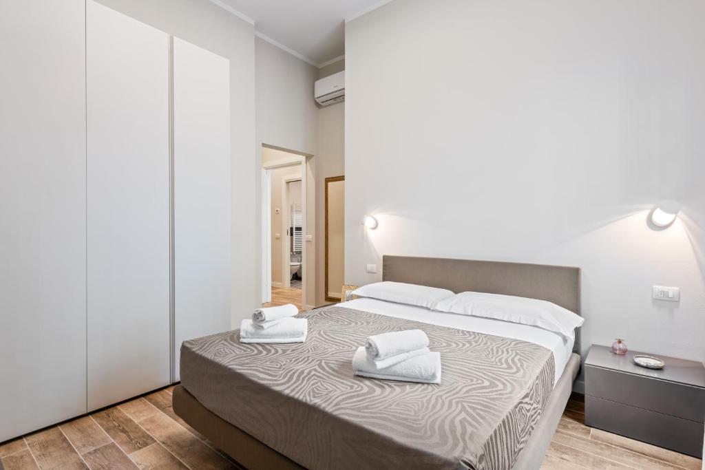 1 dormitorio con 1 cama con 2 toallas en Maragliano Cozy Flat with Balcony, en Florencia