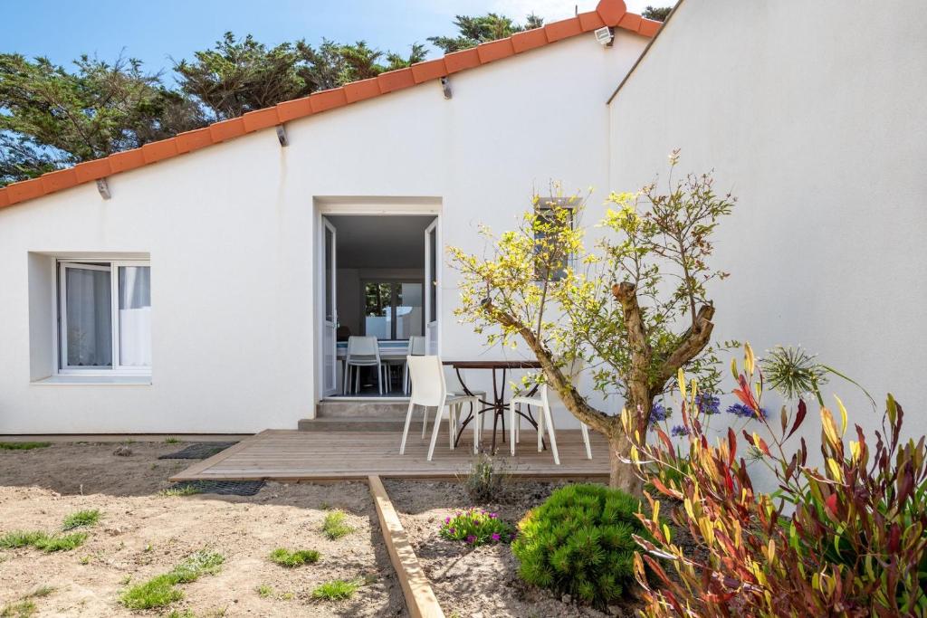 uma casa branca com mesa e cadeiras em Séjour détente à Bretignolles-sur-Mer pour 5 personnes em Bretignolles-sur-Mer