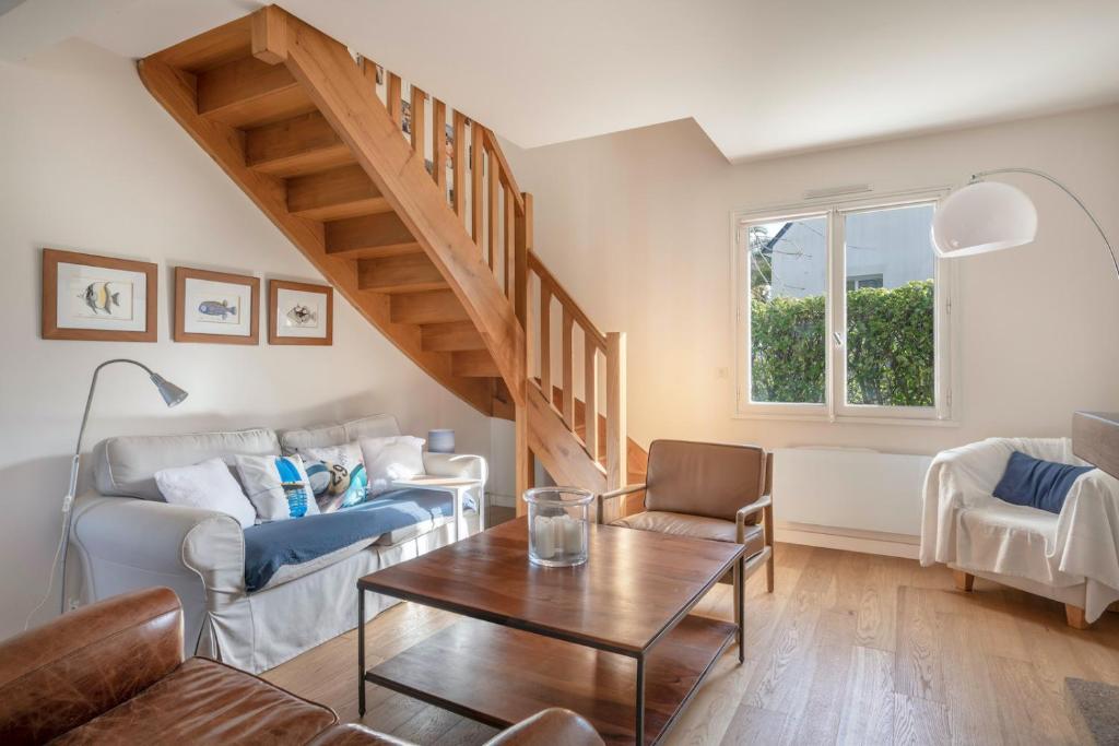 a living room with a couch and a table at Charmante maison pour 11 personnes à Sarzeau in Sarzeau