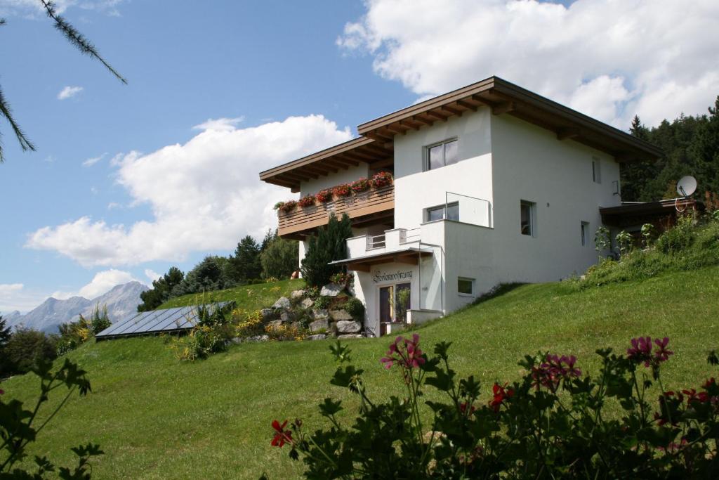 une maison sur le flanc d'une colline dans l'établissement Ferienwohnung Moralé, à Seefeld in Tirol