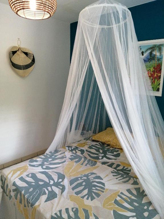 Postel nebo postele na pokoji v ubytování Rose phoenix appartement terrasse et piscine vue mer