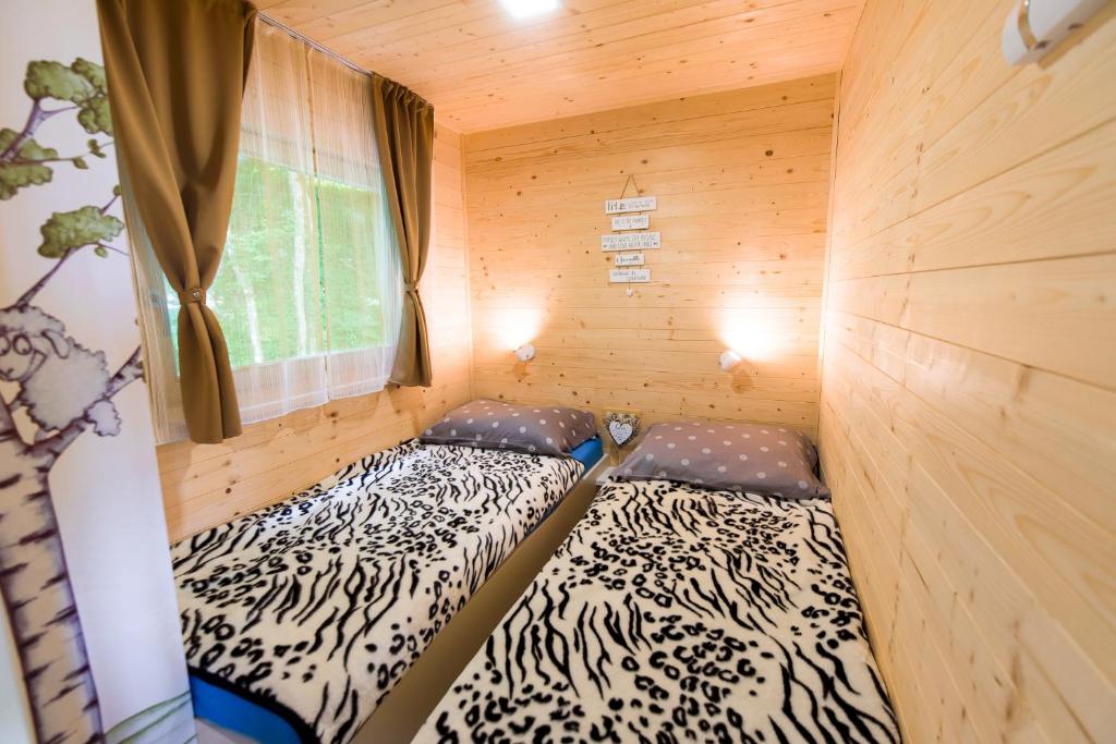 Postel nebo postele na pokoji v ubytování Glamping Krone Kolpa Heaven