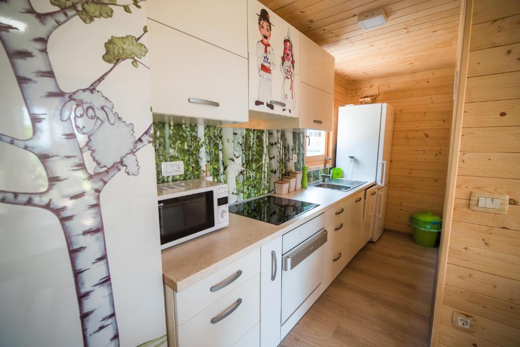 Kuchyň nebo kuchyňský kout v ubytování Glamping Krone Kolpa Heaven