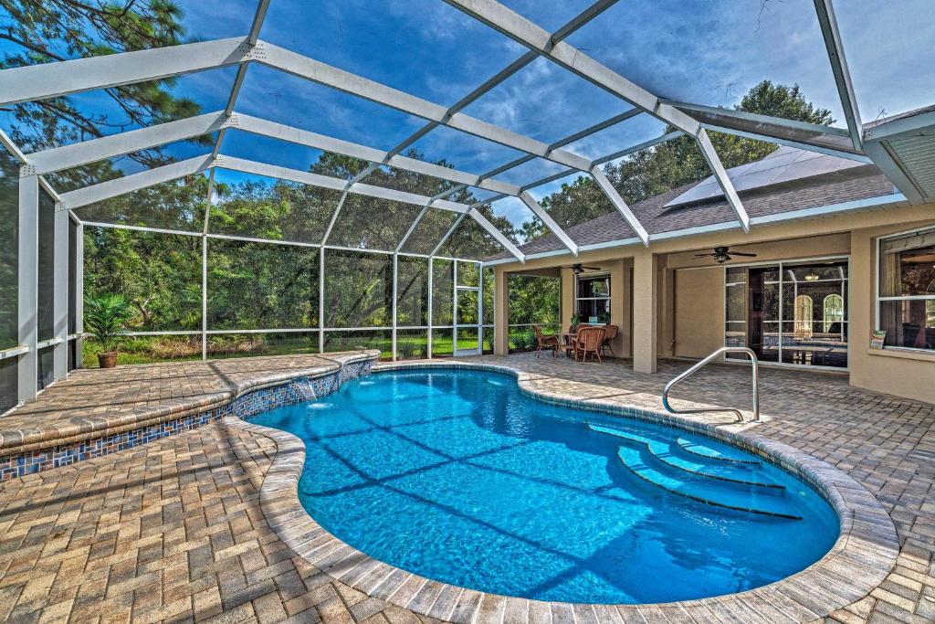 una piscina cubierta con techo de cristal en Country Paradise Retreat about 5 Mi to River! en Brooksville