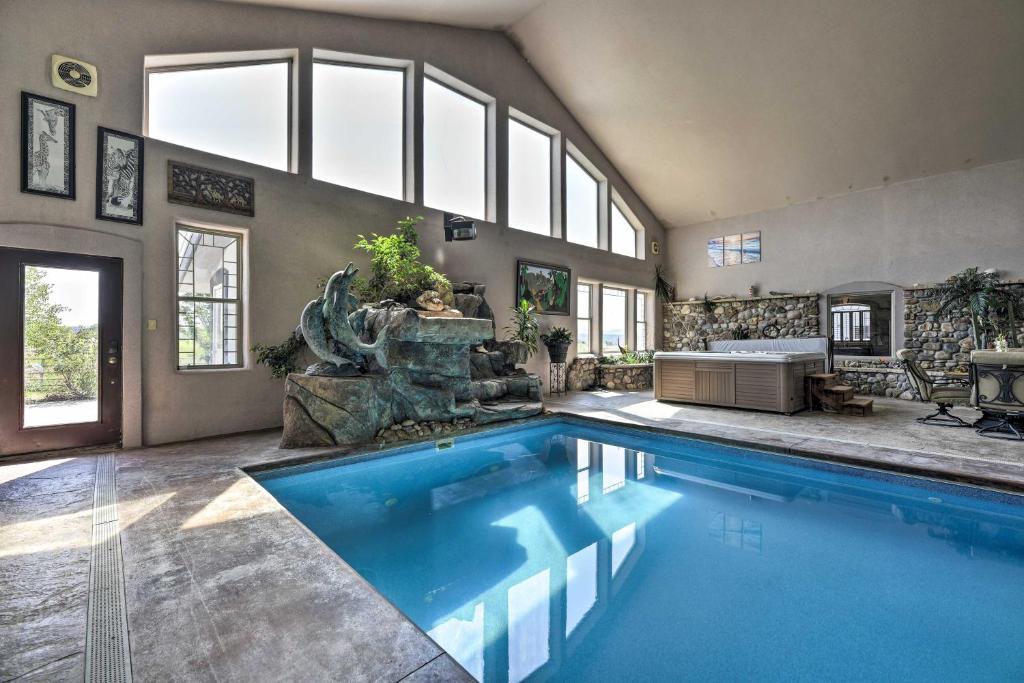 una gran piscina en una casa con ventanas en Flawless Durango Home with Theater and Pool Table, en Durango