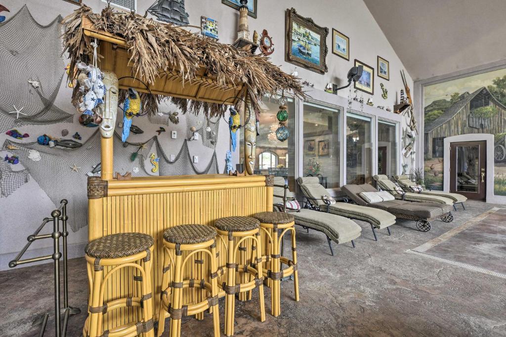 Posezení v ubytování Flawless Durango Home with Theater and Pool Table
