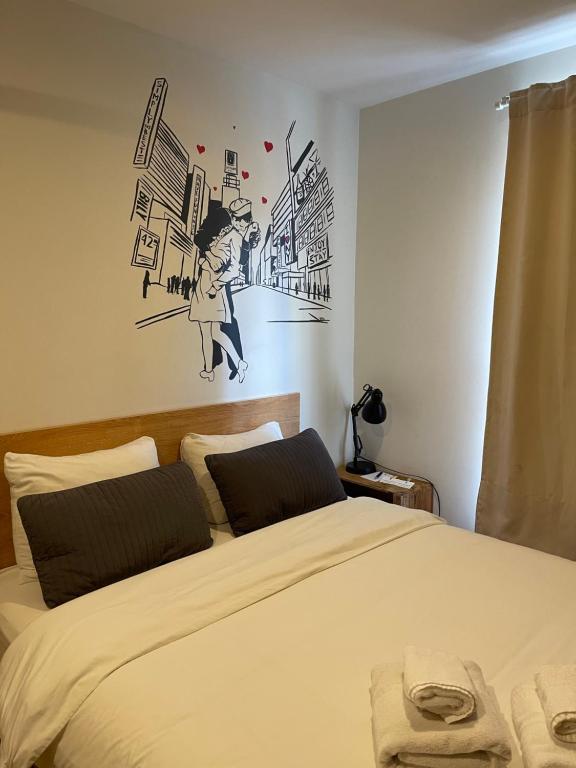 Cama ou camas em um quarto em Chelsea Rooms NYC
