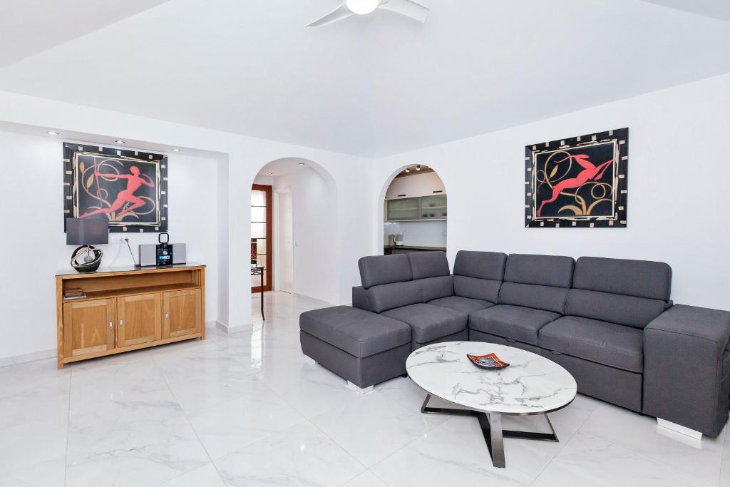 sala de estar con sofá y mesa en Summer House, Golf del Sur, en San Miguel de Abona