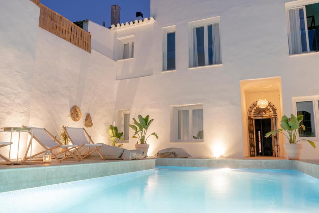 uma villa com uma piscina e uma casa em Suites Alfonso X em Jerez de la Frontera