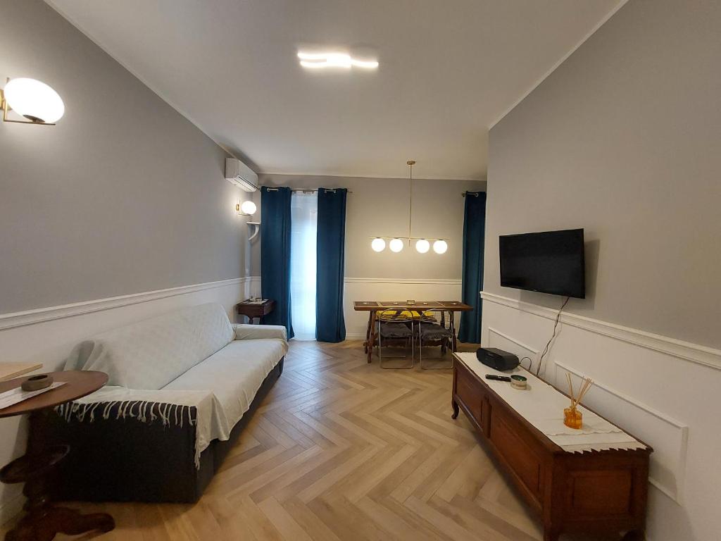- un salon avec un canapé et une télévision dans l'établissement Casa Madama Rossini, à Turin