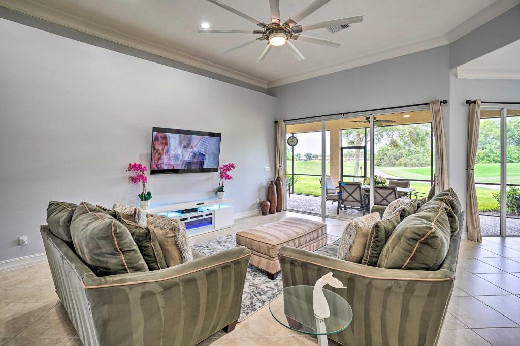 een woonkamer met twee banken en een tv bij Fish, Boat and Golf! Naples Gem with Resort Perks in Naples