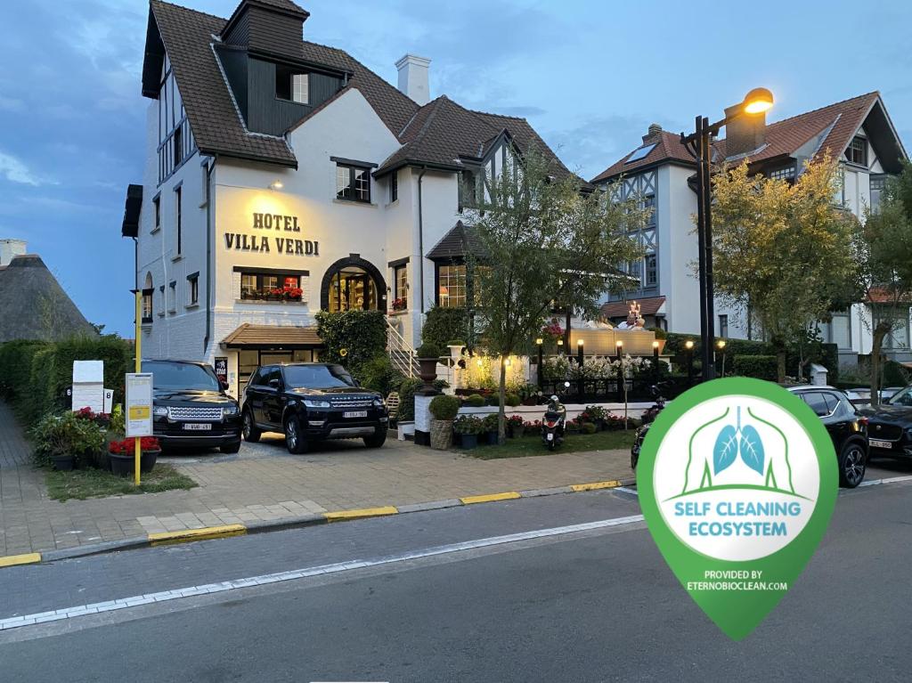 een bord op een straat voor een gebouw bij Hotel Villa Verdi in Knokke-Heist