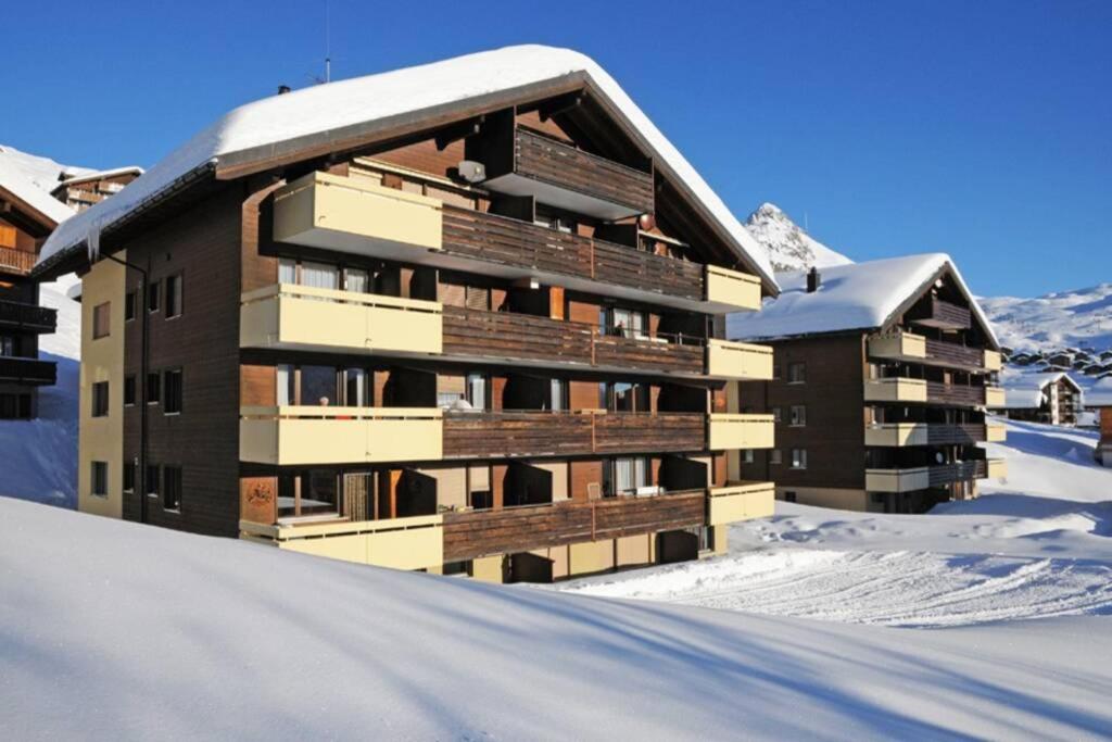 貝特默阿爾卑的住宿－Studio Apartment Alpine Lodge (36m2) - Bettmeralp - Ski in/out - South facing, overlooking the Alps，上面有雪的建筑