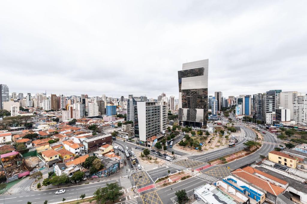 uma vista aérea de uma cidade com edifícios em "Book Your Stay at Homelike Faria Lima in Pinheiros Stunning City Views Pool and Parking by Okaeri Home em São Paulo