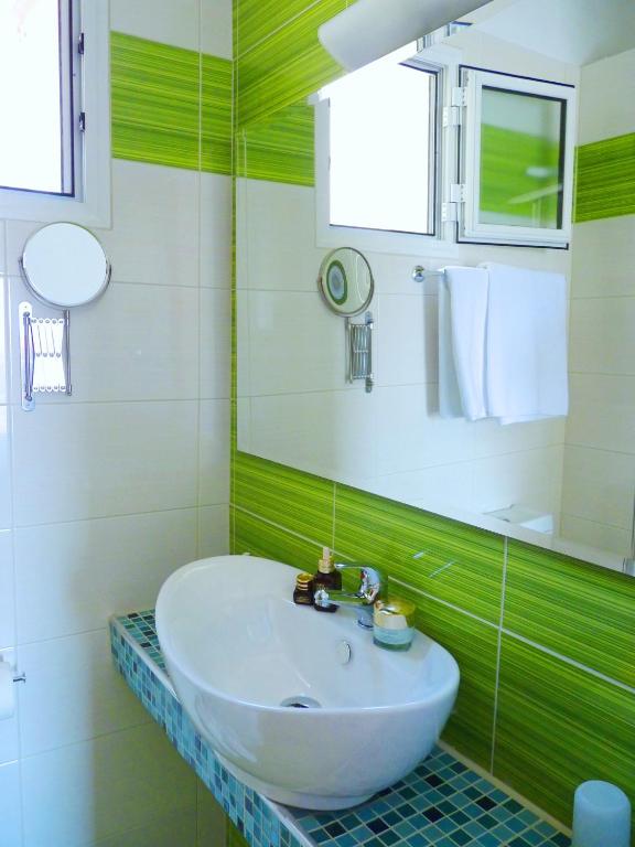 Koupelna v ubytování Stratos Hotel