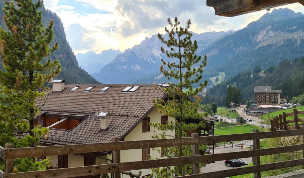 A general mountain view or a mountain view taken from Az apartmant