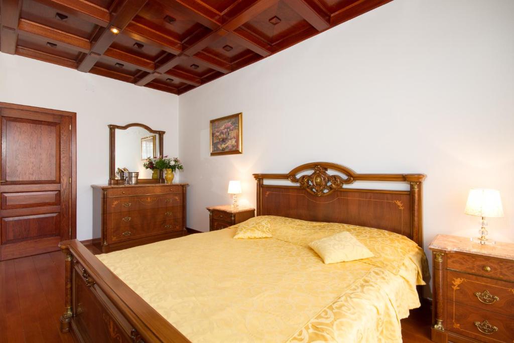Łóżko lub łóżka w pokoju w obiekcie Villa Sveta Eufemija - Bed and breakfast