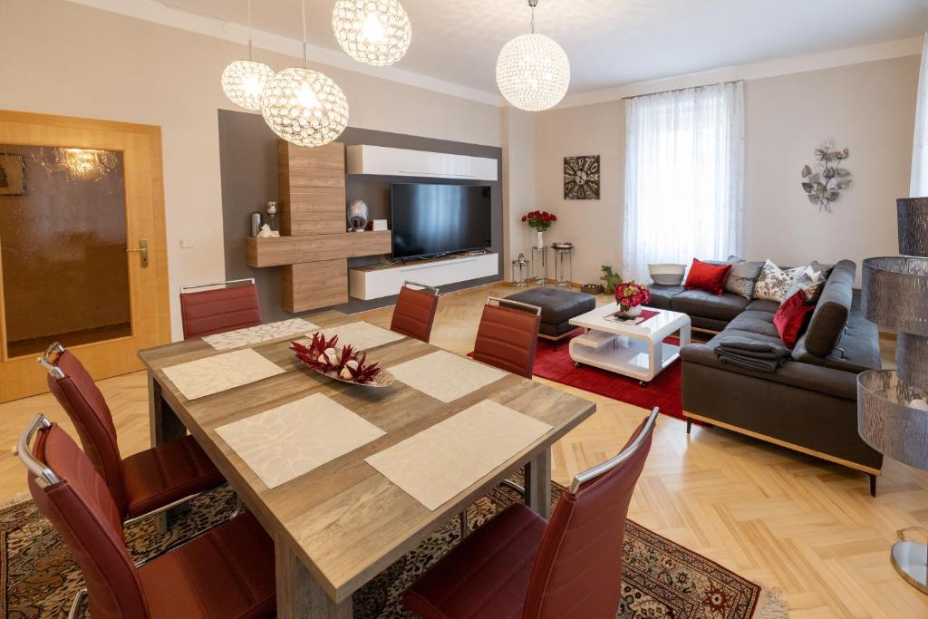 ein Wohnzimmer mit einem Tisch und einem Sofa in der Unterkunft Apartment Lina in Klagenfurt am Wörthersee