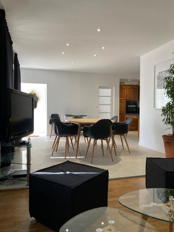 un salon avec une table et des chaises de salle à manger dans l'établissement CLOS DE LA BRIQUETERIE, à Noyers-sur-Cher
