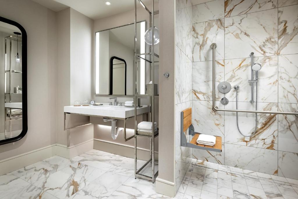 Travel Proud Park Hyatt Toronto - Habitación King Con Ducha - Acceso Para Discapacitados