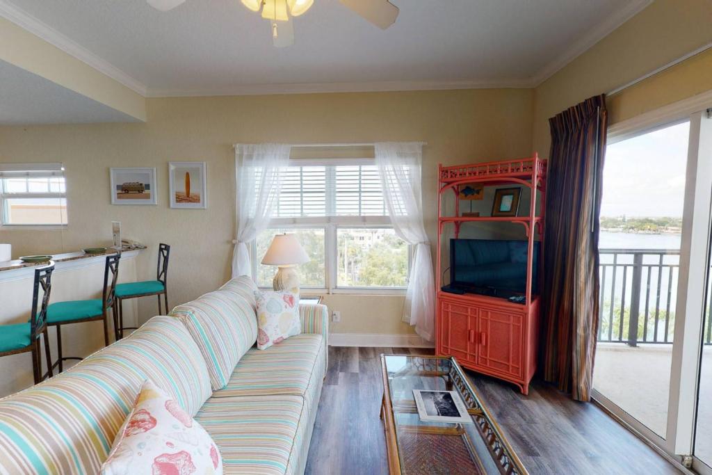 - un salon avec un canapé et une télévision dans l'établissement 310 - Palms of Treasure Island, à St. Pete Beach