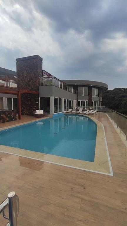 Bazén v ubytování GOLDEN GRAMADO RESORT nebo v jeho okolí