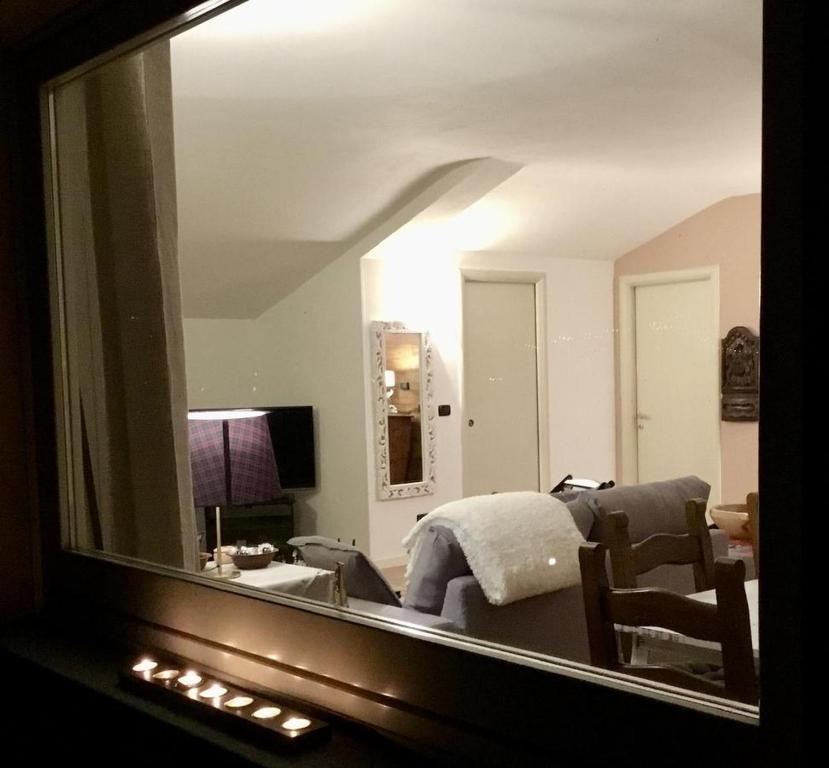 Televízia a/alebo spoločenská miestnosť v ubytovaní Appartamento Ottoz Aosta
