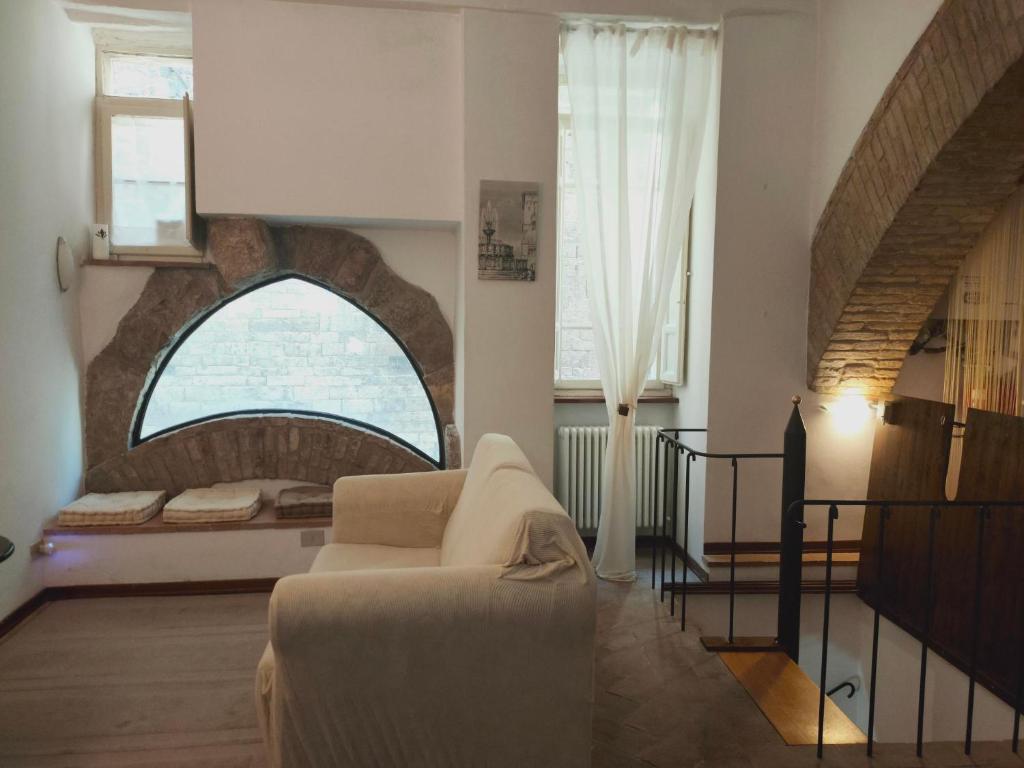 sala de estar con sofá y ventana en Casa Cavaliere en Perugia
