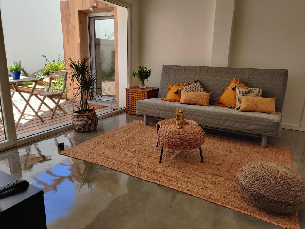 - un salon avec un canapé et une table dans l'établissement Casa da Duna, Carvalhal, Comporta, à Carvalhal