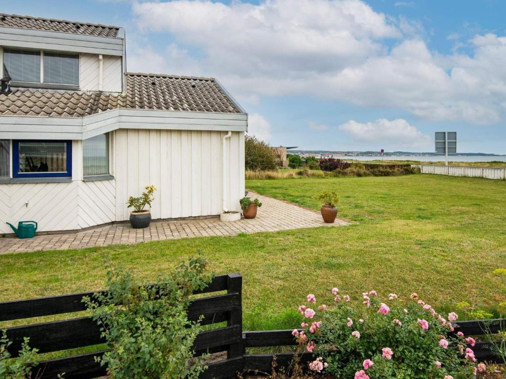 エーベルトフトにあるHoliday home Ebeltoft LVIIの庭前の柵付きの家