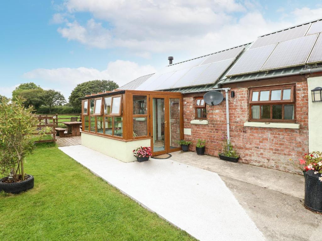 een intern uitzicht op een huis met een solarium bij The Old Farm Shop in Narberth