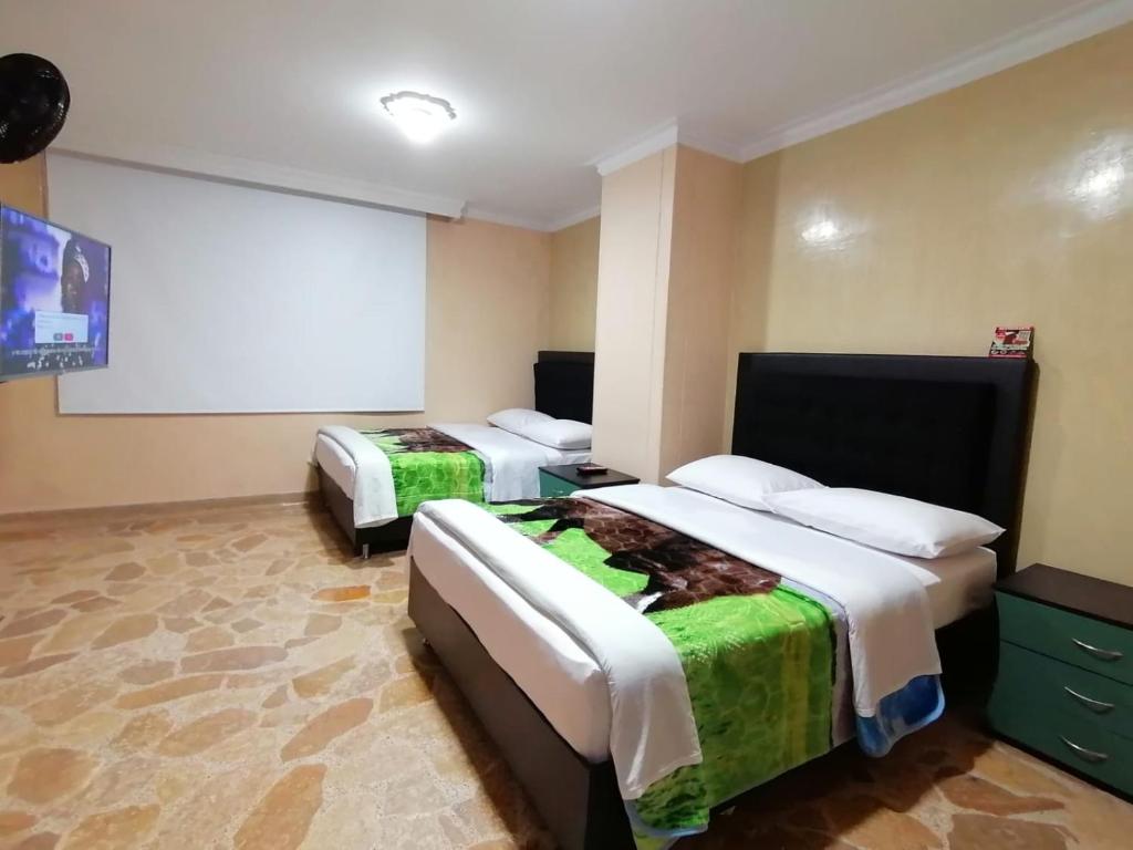 Postel nebo postele na pokoji v ubytování HOTEL GOLDEN SUITE
