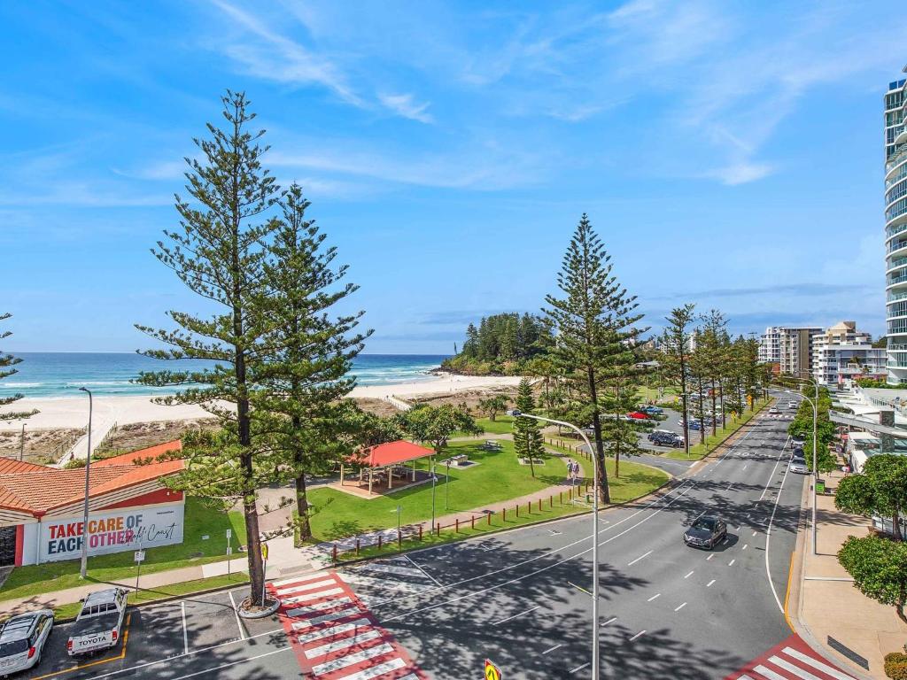 - une vue aérienne sur une rue avec une plage dans l'établissement Calypso Plaza Resort Unit 462, à Gold Coast