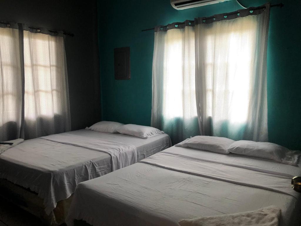 Postel nebo postele na pokoji v ubytování Hostal Rudy's Beach