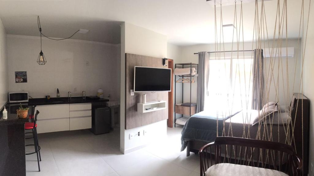 a room with a kitchen and a living room with at Flat Santa Cruz do Sul in Santa Cruz do Sul