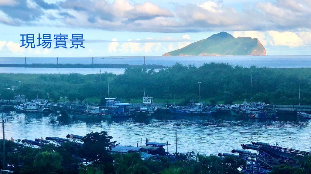 einer Gruppe von Booten, die in einem Wasserkörper angedockt sind in der Unterkunft 迎迎民宿 in Toucheng