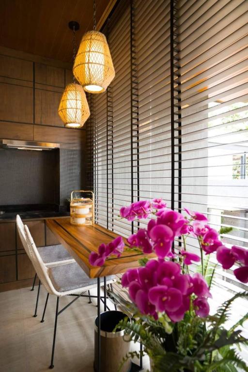 TV a/nebo společenská místnost v ubytování AKRA Collection Layan - Hideaway Villas