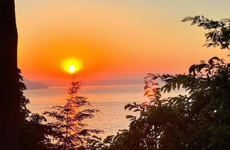 Saltwater Beach Home with Ocean Views, Des Moines (updated prices 2024)