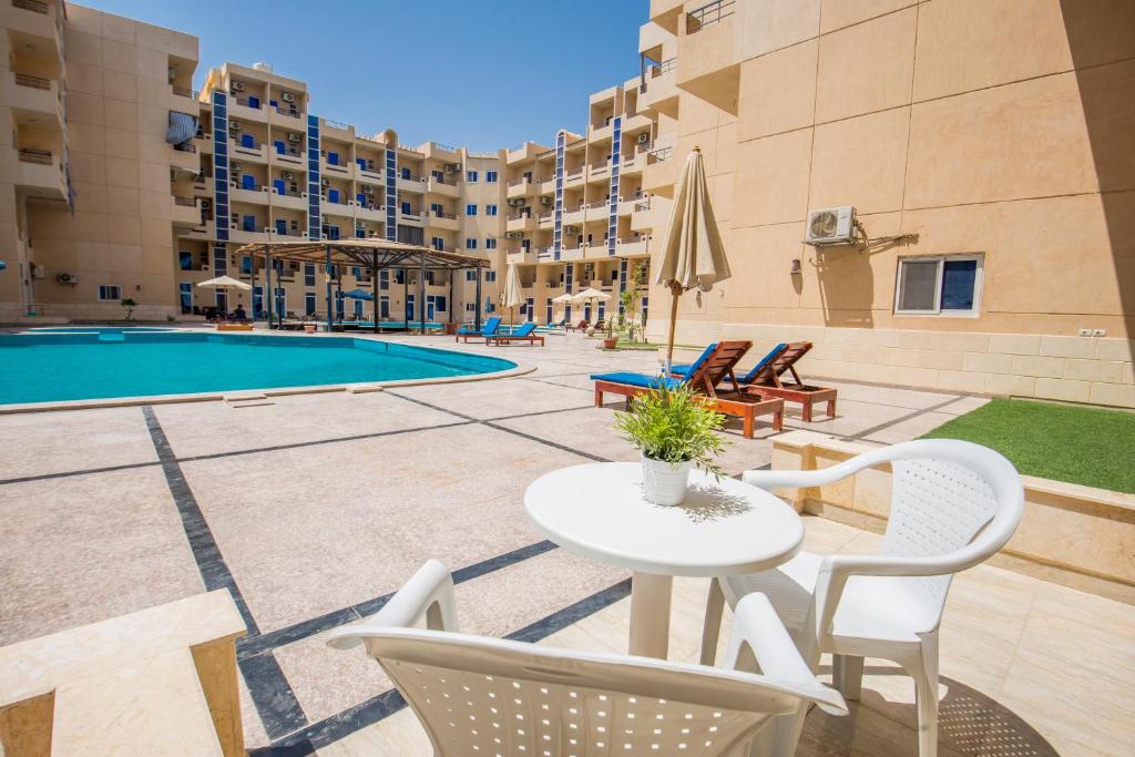 The swimming pool at or close to Poolside With Patio Near El Gouna - 2 x Large Pools & Kitchen - European Standards - Tiba Resort P4