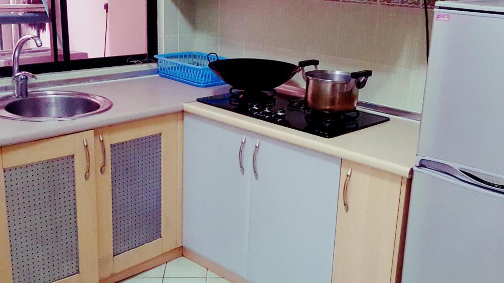 Köök või kööginurk majutusasutuses Marina Court KK City Homestay