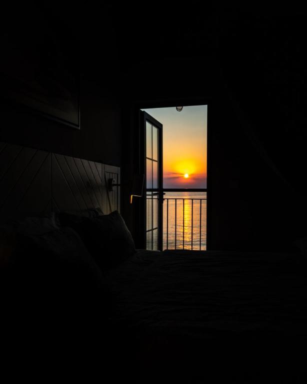 Východ nebo západ slunce při pohledu z hotelu nebo okolí