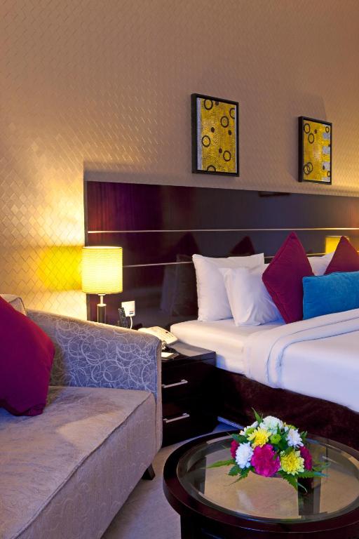 Postel nebo postele na pokoji v ubytování Landmark Riqqa Hotel