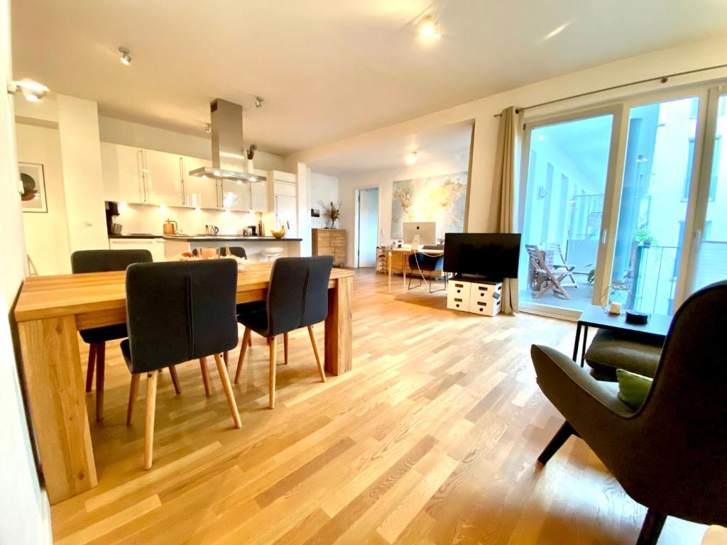 Luxury Apartment - Balcony - Kitchen - Central