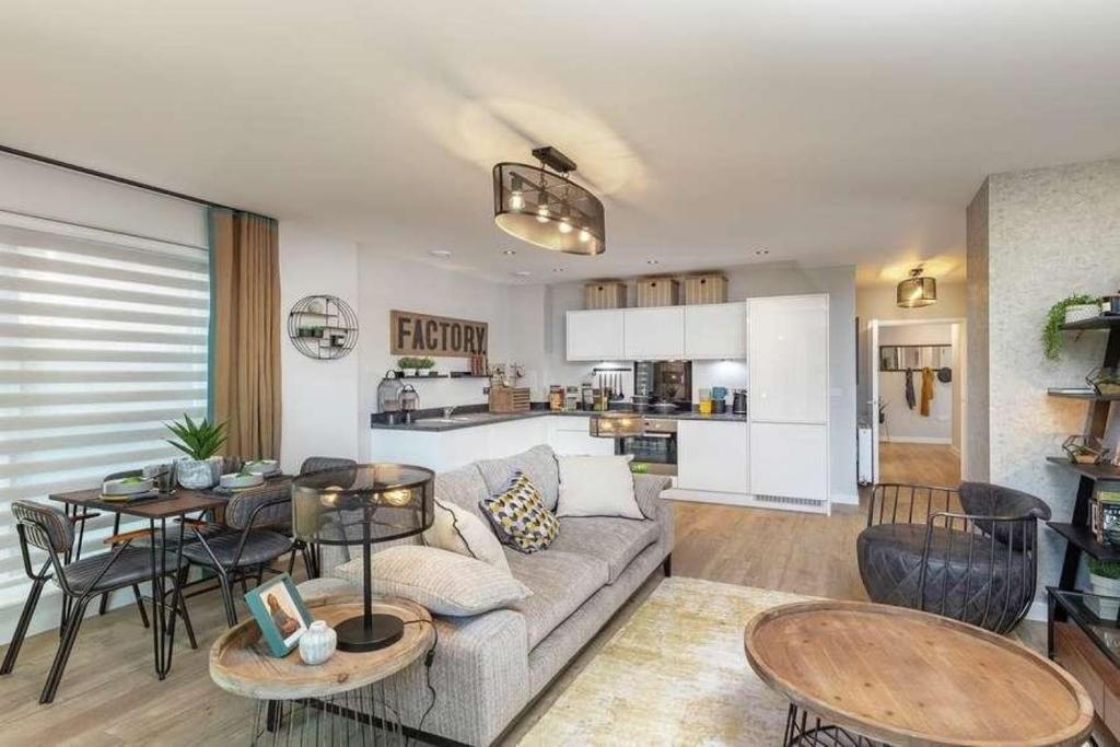 uma sala de estar com um sofá e uma mesa em Newly Built Luxury 2 Bed Apartment!!! em Londres