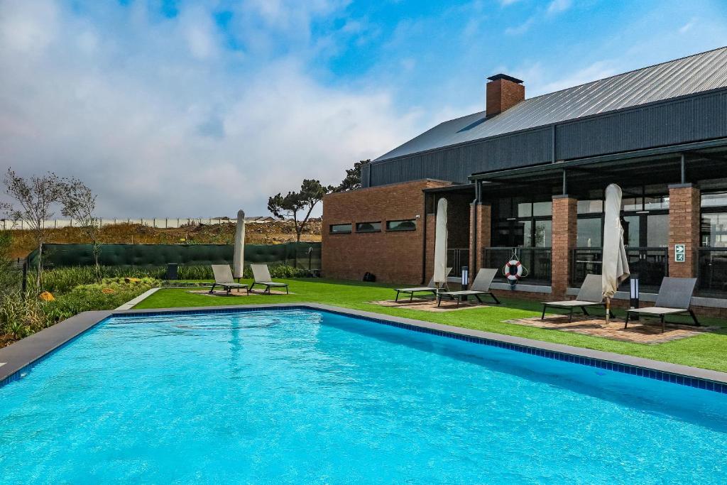 a swimming pool in front of a building at Green Park Haven 1 in Pretoria