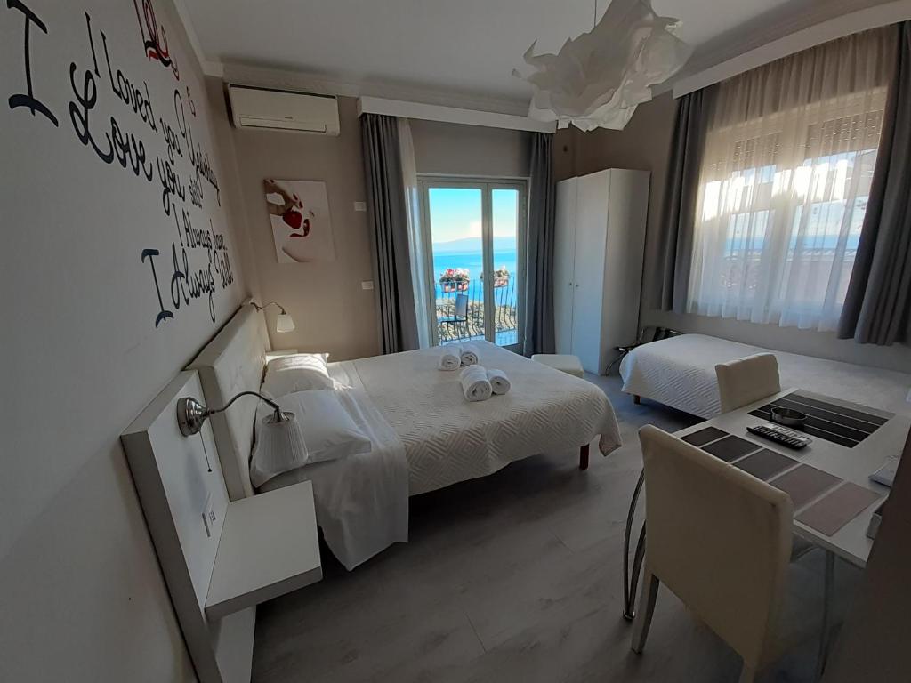 A bed or beds in a room at Athena Charming Rooms