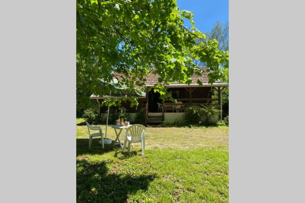 uma mesa e cadeiras no quintal de uma casa em Maison 2 chambres proche Dijon chalet niché dans la nature em Saint-Maurice-sur-Vingeanne